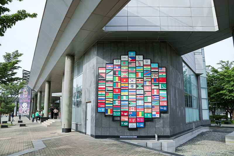 ﻿Wall of Alumni National Flags at PSPS